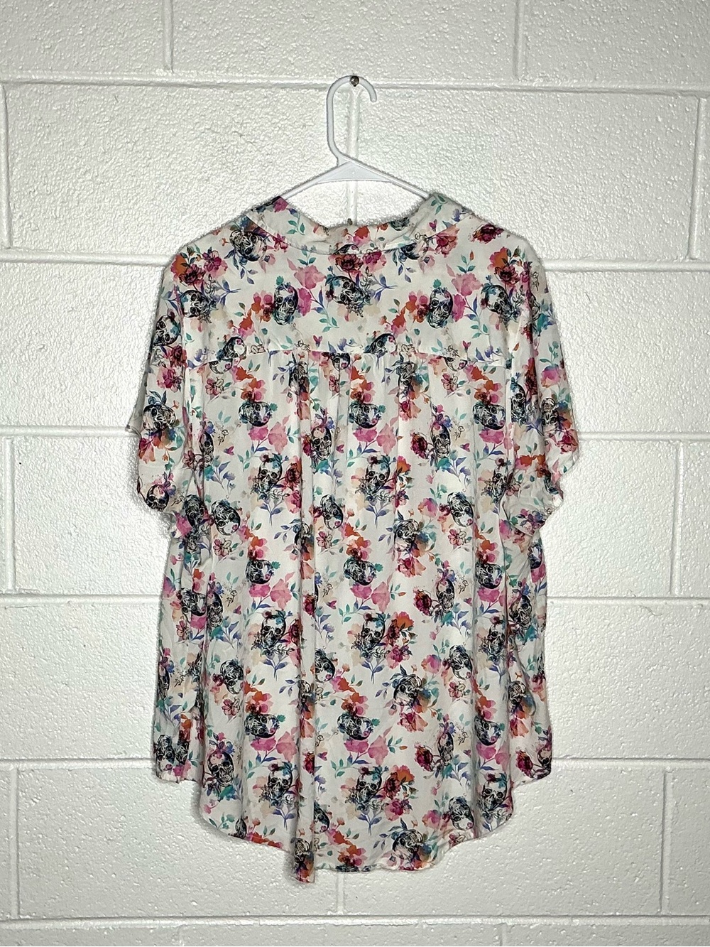 < Torrid Goth Floral/Skeleton Pattern Short Sleeve Button Down Top > - Picture 4 of 4